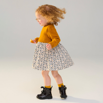 فستان منسوج من مادتين، من الجيرسي والنسج بالغرز باللون الصفر للفتيات الرضع.